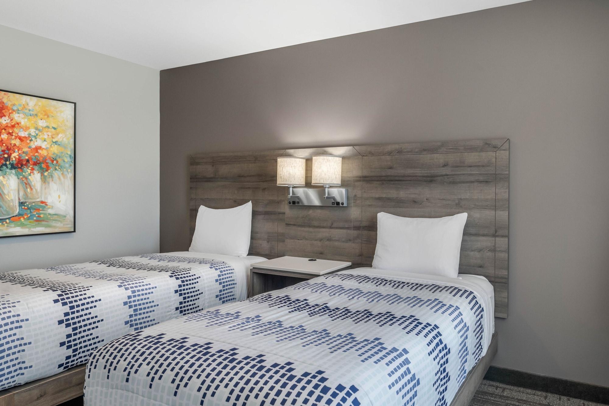 Quality Inn & Suites Amsterdam Fredericton Bagian luar foto