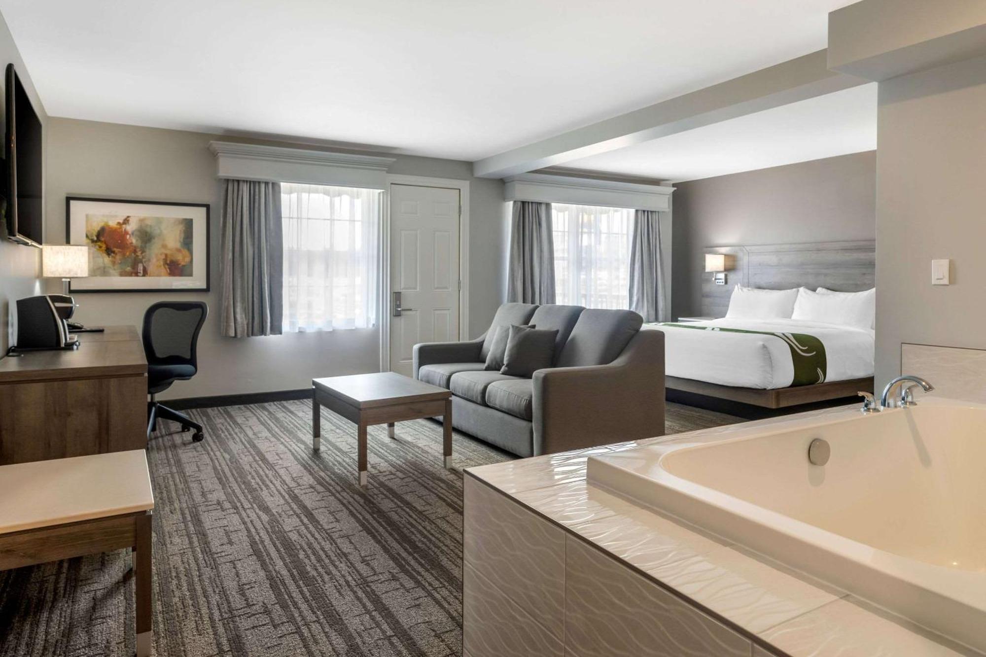 Quality Inn & Suites Amsterdam Fredericton Bagian luar foto