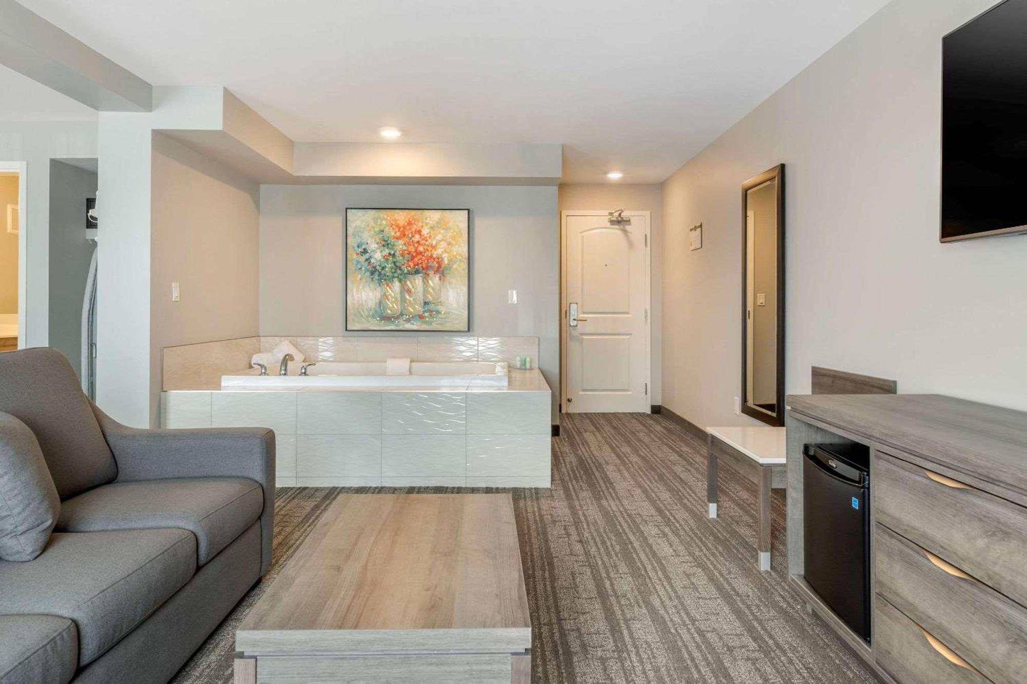 Quality Inn & Suites Amsterdam Fredericton Bagian luar foto